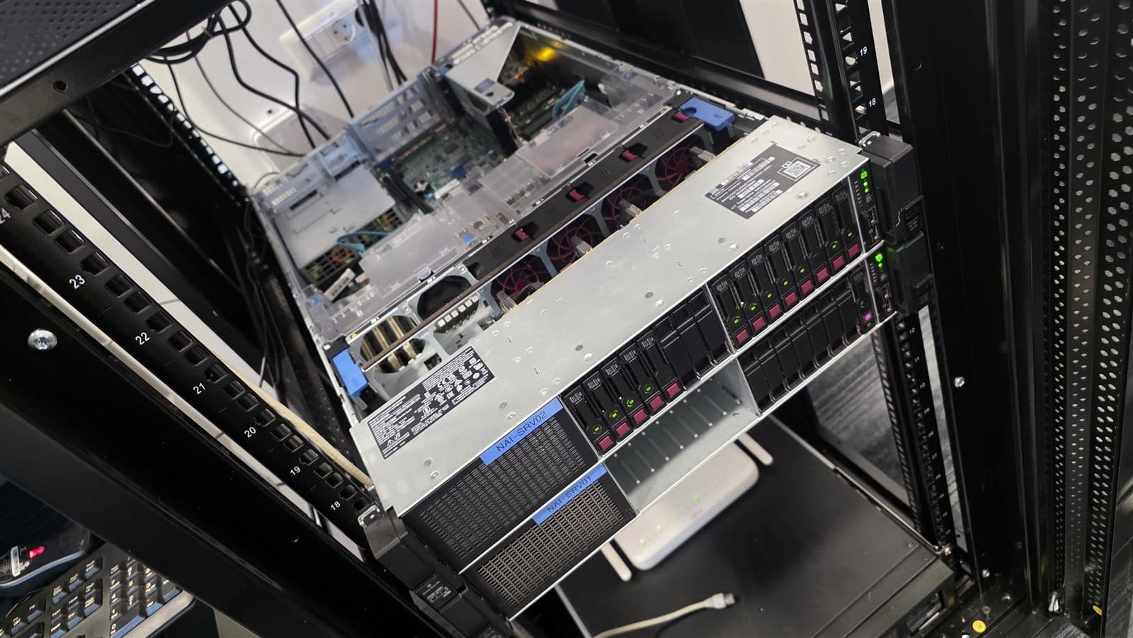 Servere instalate într-un rack și pregătite pentru monitorizare