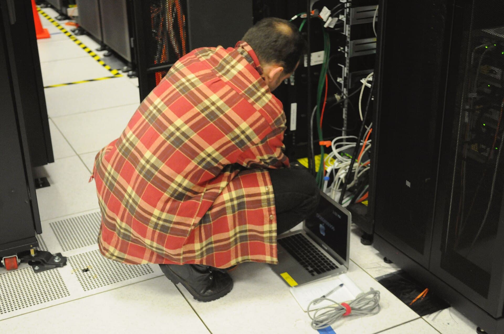 Specialist IT lucrând la infrastructura unui server