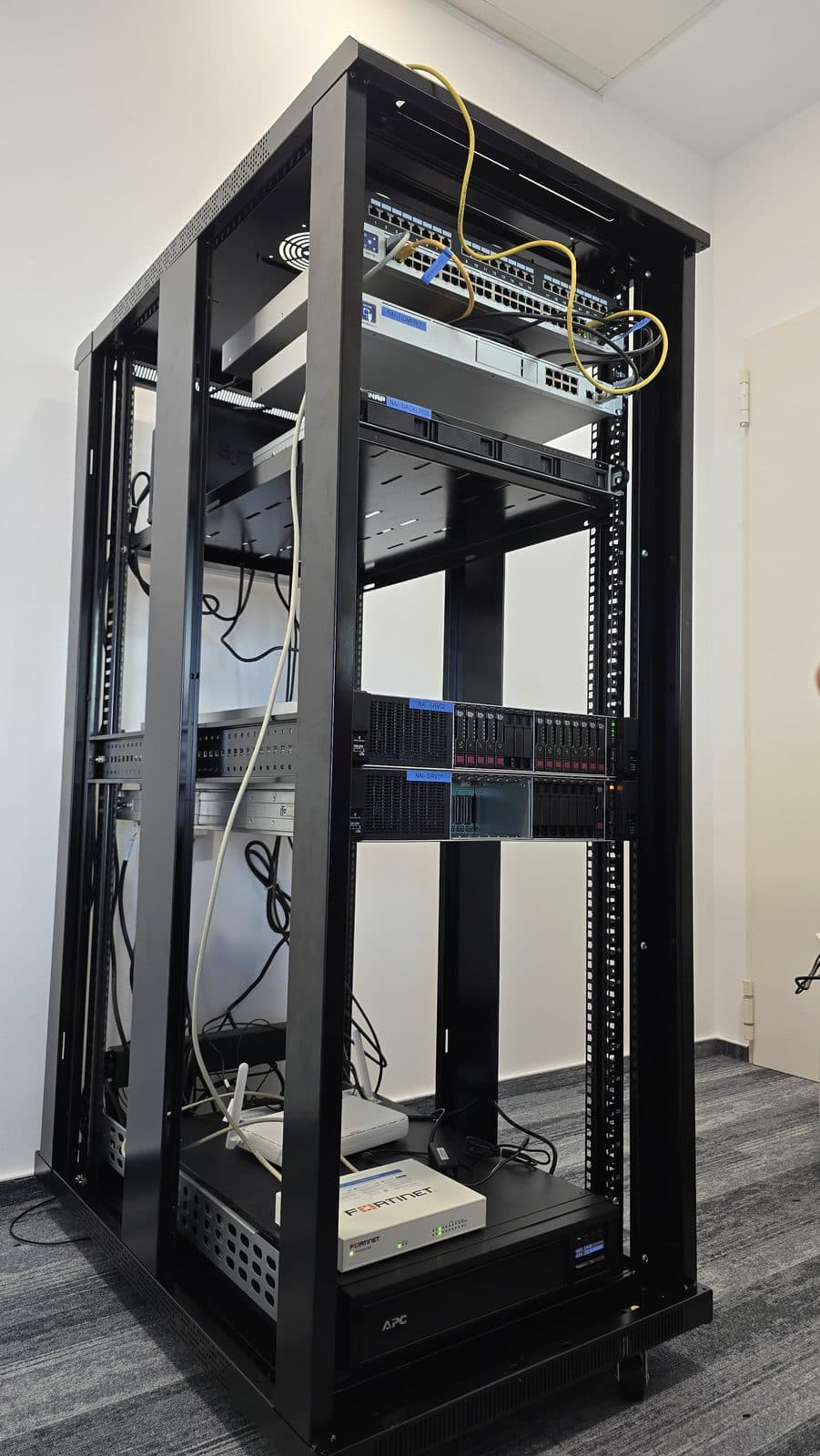 Rack de rețea instalat și organizat într-un proiect Geseidl IT